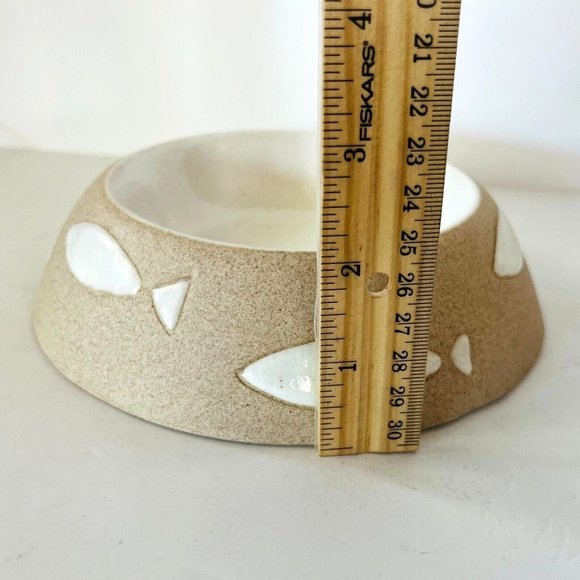 Yommy Bowl # 1 Ceramic Pet Food Dish with Fish Motif Beige White NWOT 6.75" D - Picture 5 of 6